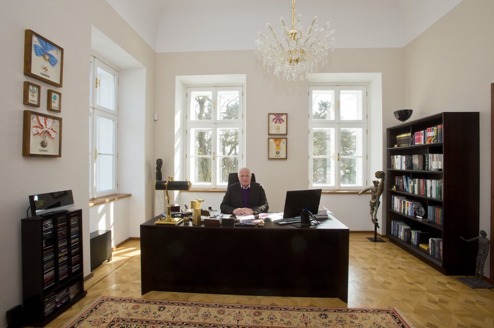 Pracovna Václava Klause je zařízena ve stylu amerických prezidentů