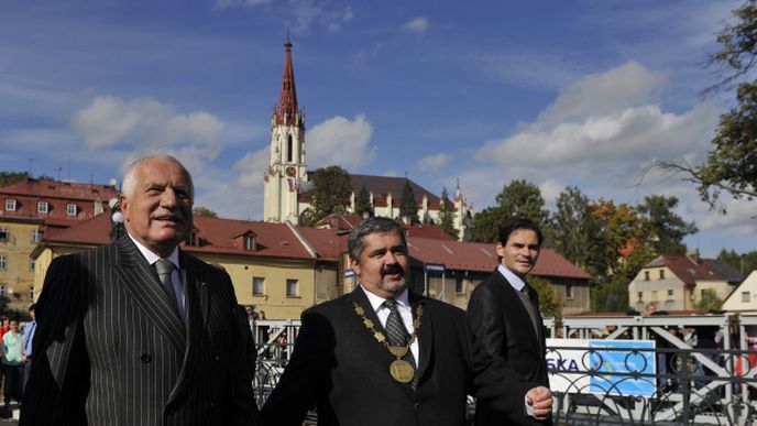Václav Klaus se starostou Chrastavy Michaelem Canovem při otevření nového mostu. Za pár chvil bude čelit hlava státu čelit útoku airsoftovou pistolí.