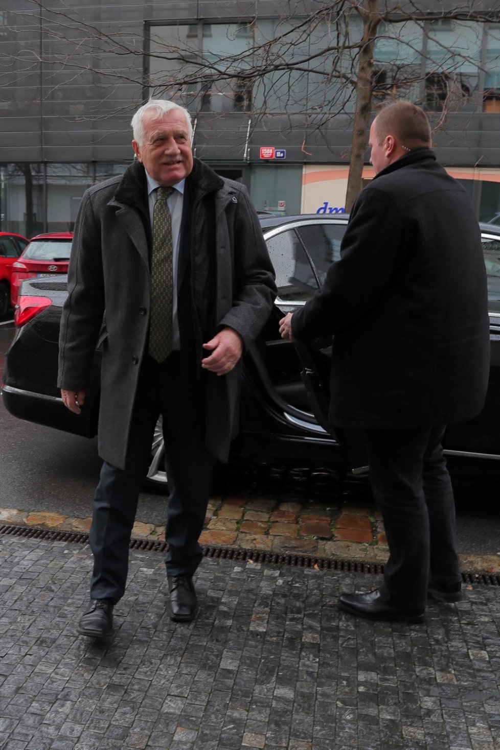 Bývalý prezident Václav Klaus před redakcí deníku Blesk, kde poskytl rozhovor v pořadu Epicentrum (10. 2. 2020)