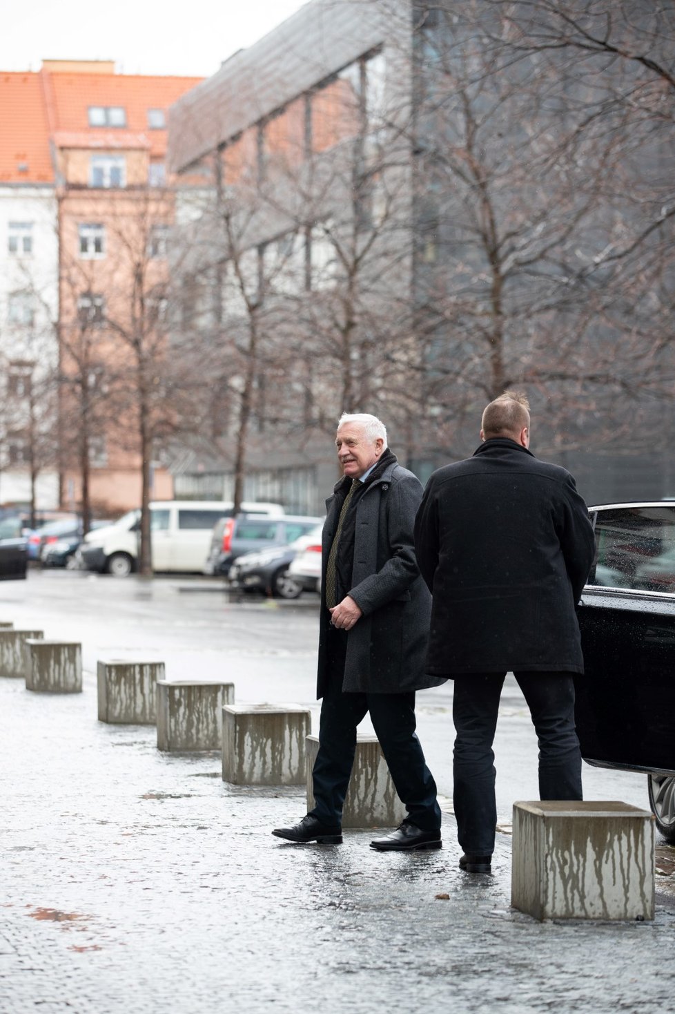 Bývalý prezident Václav Klaus před redakcí deníku Blesk, kde poskytl rozhovor v pořadu Epicentrum (10. 2. 2020)