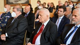 Český svaz bojovníků za svobodu (ČSBS) uspořádal 28. října 2021 v Míčovně Pražského hradu slavnostní shromáždění ke 103. výročí vzniku Československa. Na snímku zprava jsou europoslanec za SPD Ivan David, bývalý prezident Václav Klaus a předseda ČSBS Jaroslav Vodička.