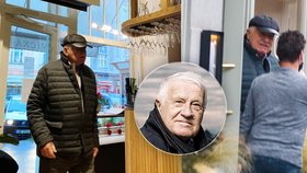 Klaus načapán bez roušky a v zavřené restauraci