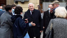 Václav Klaus porušil vládní nařízení. V centru Prahy, kde si připomněl státní svátek chodil bez roušky. S lidmi se i zdravil (28. 10. 2020)