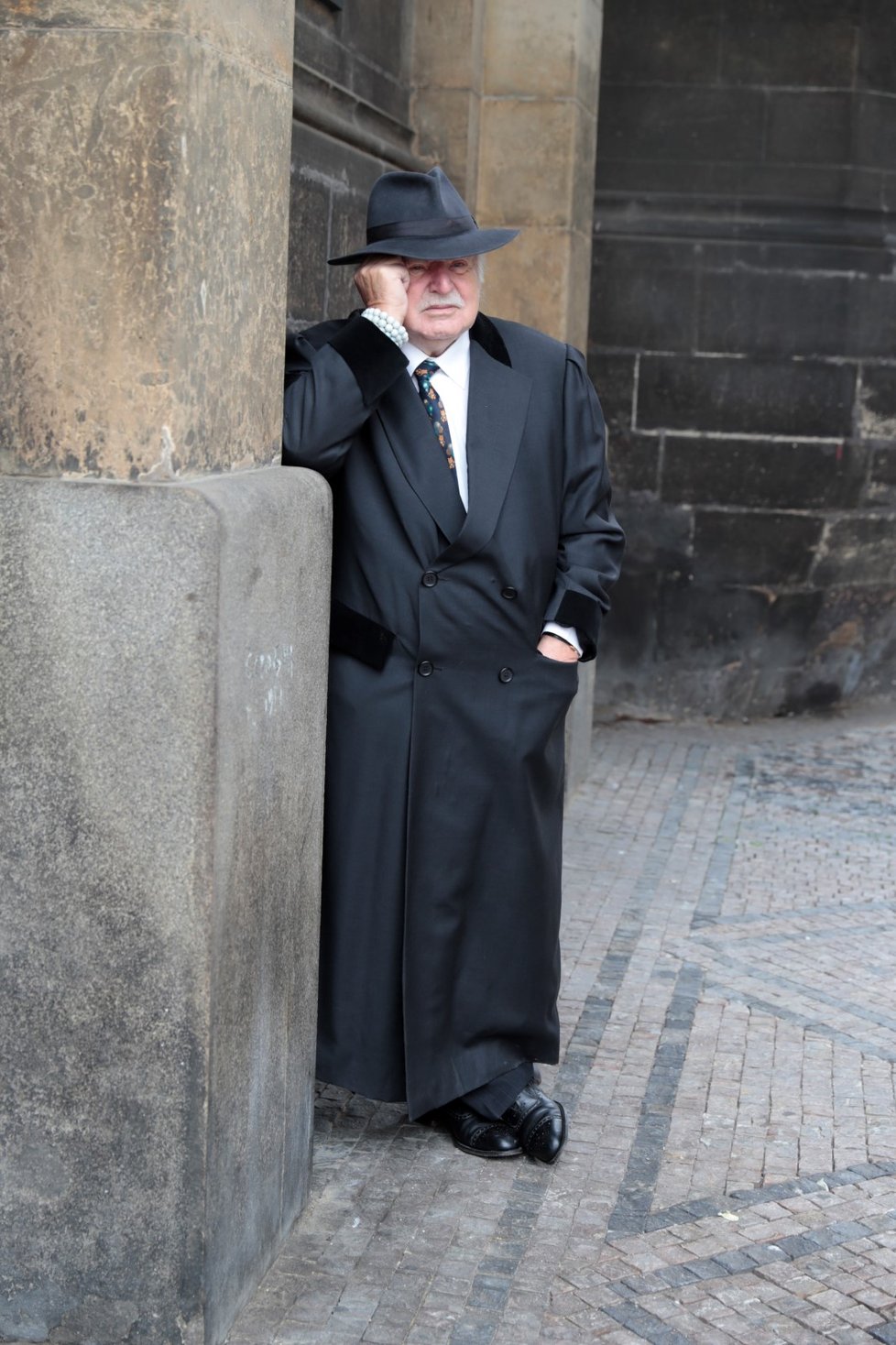 Bývalý prezident Václav Klaus si připomněl vznik samostatného Československa u Obecního domu v Praze. Na rozdíl od svých spolupracovníků si sundal roušku (28. 10. 2020)