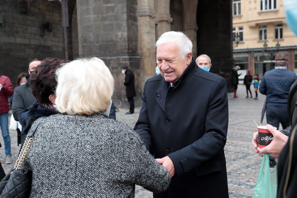 Bývalý prezident Václav Klaus si připomněl vznik samostatného Československa u Obecního domu v Praze. Na rozdíl od svých spolupracovníků si sundal roušku (28. 10. 2020)