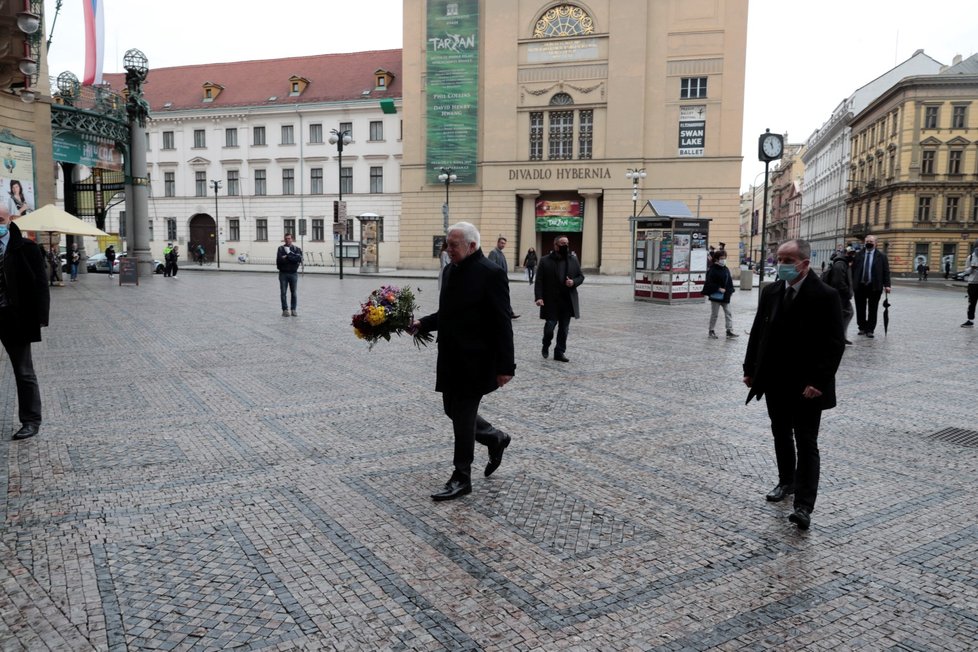 Klaus během 28. října. Opět bez nasazené roušky