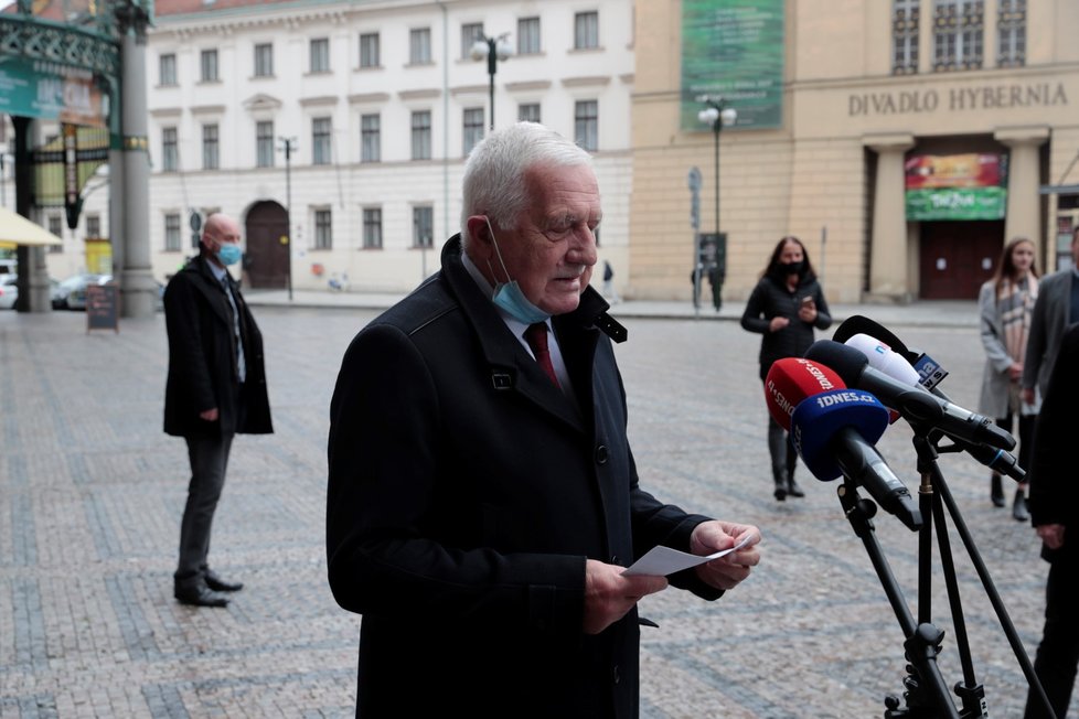 Bývalý prezident Václav Klaus si připomněl vznik samostatného Československa u Obecního domu v Praze. Na rozdíl od svých spolupracovníků si sundal roušku (28. 10. 2020).