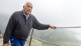 Desítky lidí zamířily 10. srpna na nejvyšší horu České republiky Sněžku, kde se uskutečnila tradiční Svatovavřinecká pouť. Na vrchol vystoupal také bývalý prezident Václav Klaus (na snímku).