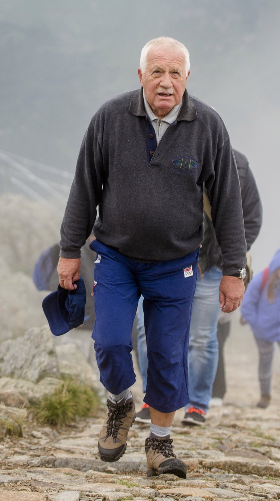 Desítky lidí zamířily 10. srpna na nejvyšší horu České republiky Sněžku, kde se uskutečnila tradiční Svatovavřinecká pouť. Na vrchol vystoupal také bývalý prezident Václav Klaus (na snímku).