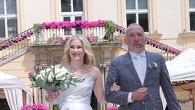 Zákulisí svatby Klausovy vnučky: Hrdý otec doprovází nevěstu Kateřinu(28.6.2025)