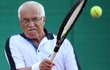 Milovníkem tenisu je i prezident Václav Klaus. Fotograf Blesku ho zachytil v roce 2009 na Štvanici