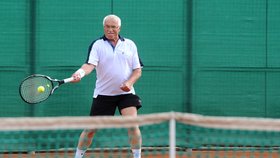 Milovníkem tenisu je i prezident Václav Klaus. Fotograf Blesku ho zachytil v roce 2009 na Štvanici.