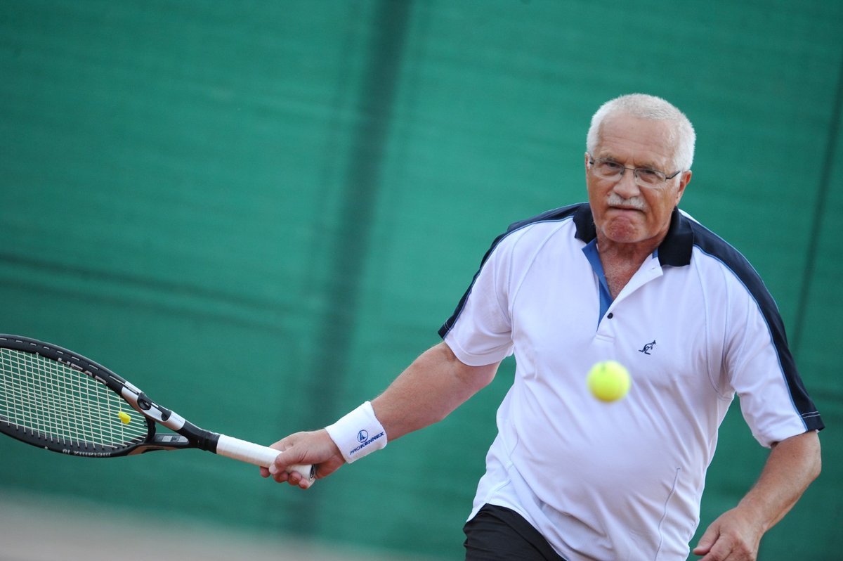 Milovníkem tenisu je i prezident Václav Klaus. Fotograf Blesku ho zachytil v roce 2009 na Štvanici
