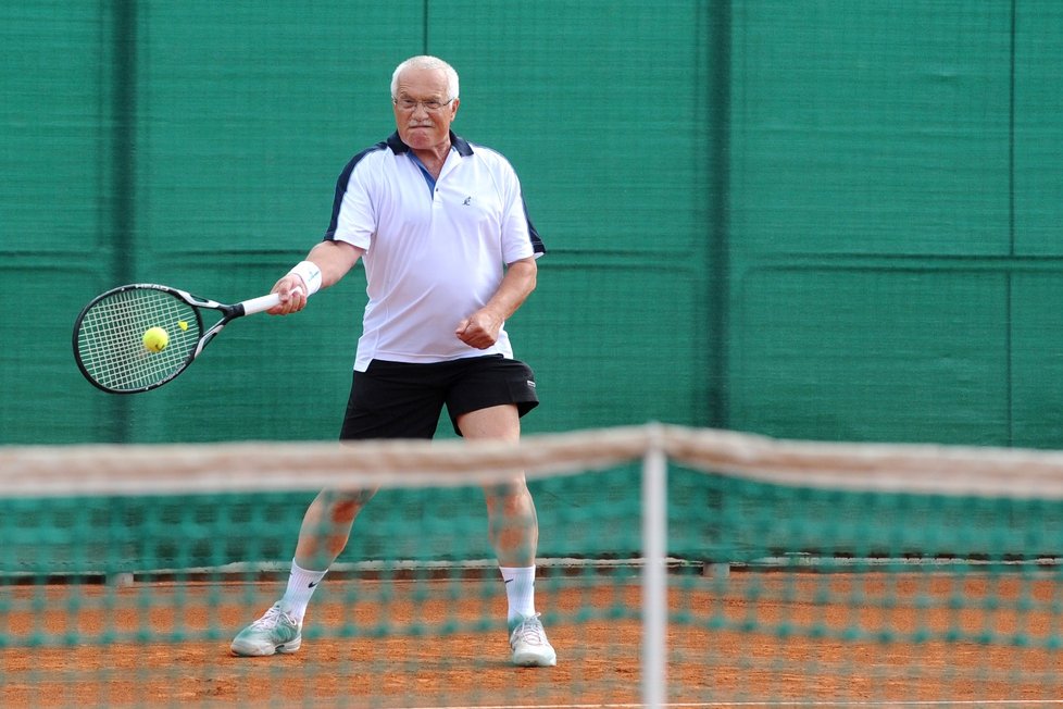 Milovníkem tenisu je i prezident Václav Klaus. Fotograf Blesku ho zachytil v roce 2009 na Štvanici.