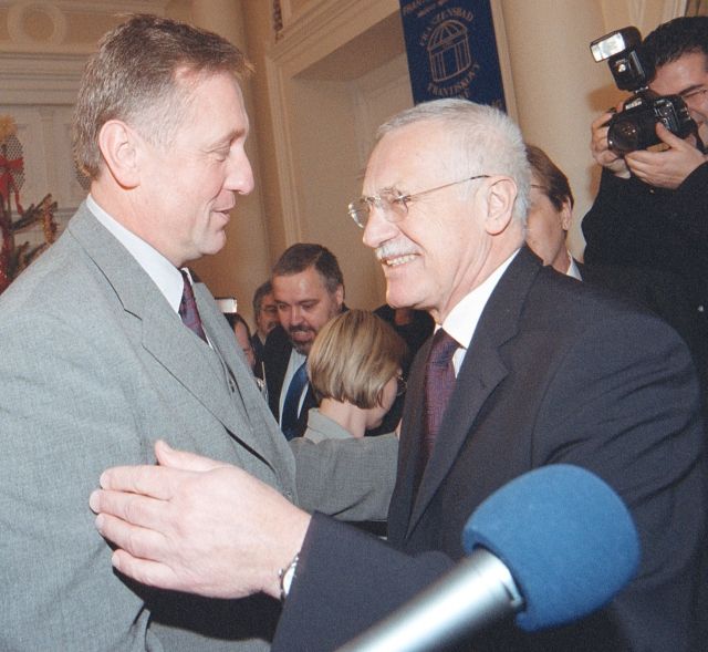Klaus gratuluje novému předsedovi Topolánkovi. SMSkou ho ale nazval naprosto falešným a prázdným.