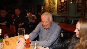 Exprezident Václav Klaus se přišel podívat do Vagonu na své koncertující kamarády.