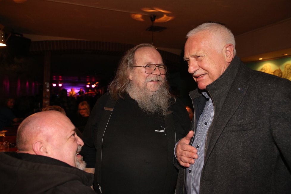 Exprezident Václav Klaus se přišel podívat do Vagonu na své koncertující kamarády. Na snímku hovoří s Františkem Stárkem.