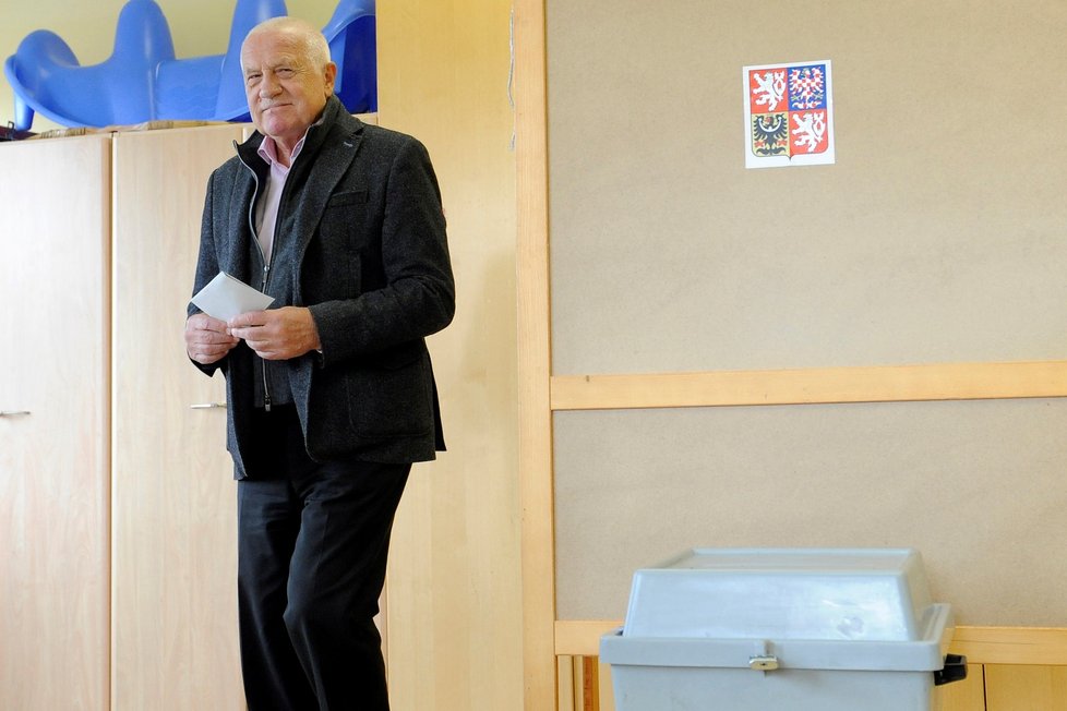 Bývalý prezident Václav Klaus odevzdal 20. října v pražských Kobylisích svůj hlas ve volbách do Poslanecké sněmovny.