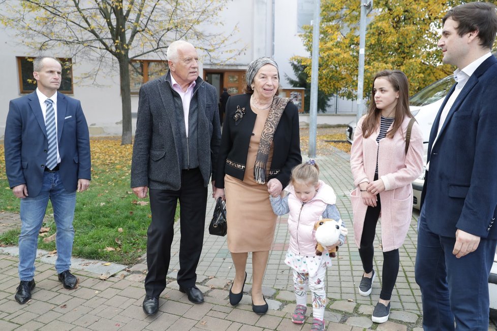 Bývalý prezident Václav Klaus společně se svou manželkou Livií odevzdal 20. října v pražských Kobylisích svůj hlas ve volbách do Poslanecké sněmovny.