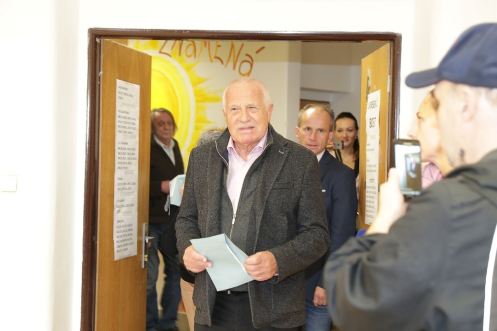 Bývalý prezident Václav Klaus odevzdal 20. října v pražských Kobylisích svůj hlas ve volbách do Poslanecké sněmovny.