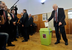 Prezident republiky Václav Klaus odevzdal 19. října v Základní umělecké škole Klapkova v pražských Kobylisích svůj hlas ve druhém kole voleb do Senátu.