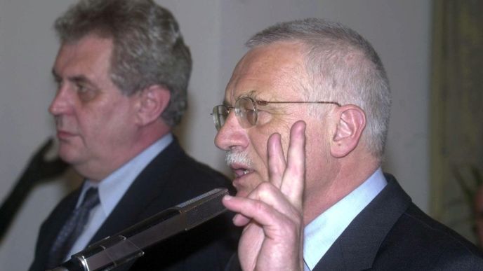Uzavření Opoziční smlouvy mezi ČSSD a ODS v létě 1998 bylo jedním z nekritizovanějších mocenských handlů v novodobých dějinách země. (Na snímku tehdejší předsedové stran Miloš Zeman a Václav Klaus)