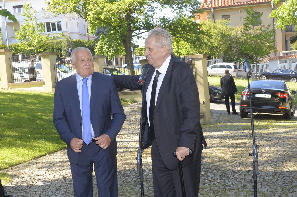 Miloš Zeman dorazil na oslavu narozenin Václava Klause.