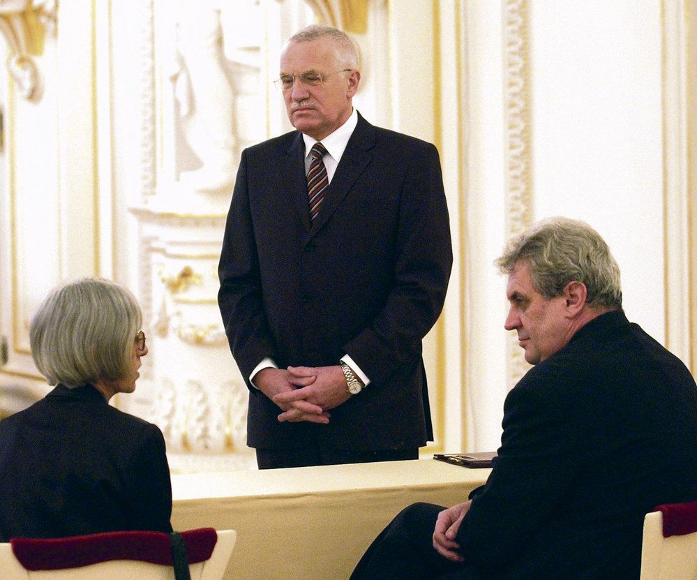 2003: Klaus a Zeman při první Klausově prezidentské volbě. Protikandidáti Zeman i Jaroslava Moserová byli na Klause krátcí