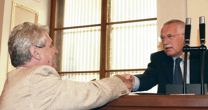 2002: Podání ruky na poslední schůzi Sněmovny.