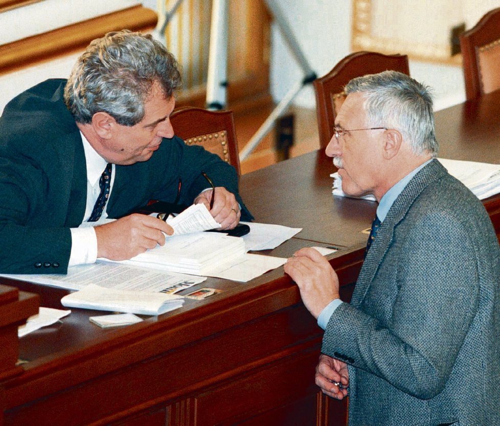 1997: Klaus jako premiér hovoří s šéfem Sněmovny Zemanem.