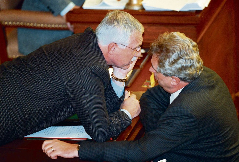 1998: Klaus jako šéf Sněmovny rozmlouvá s premiérem Zemanem.