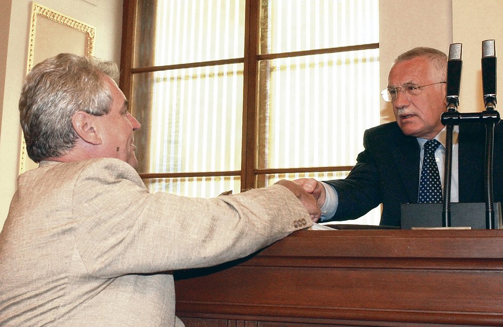 2002: Podání ruky na poslední schůzi Sněmovny
