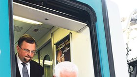 Václav Klaus vystupuje z vlaku