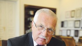 Fotografi i, jak sedí za prezidentským stolem, Václav Klaus věnoval i s autogramem Blesku