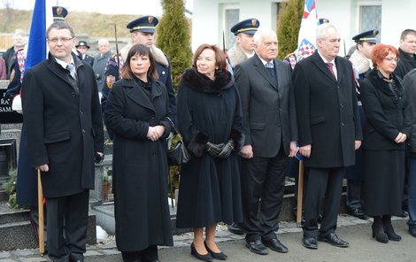 Všichni vyhládlí strávníci po kladení věnců pohromadě. Zaorálek, Zemanová, Klausová, Klaus, Zeman...