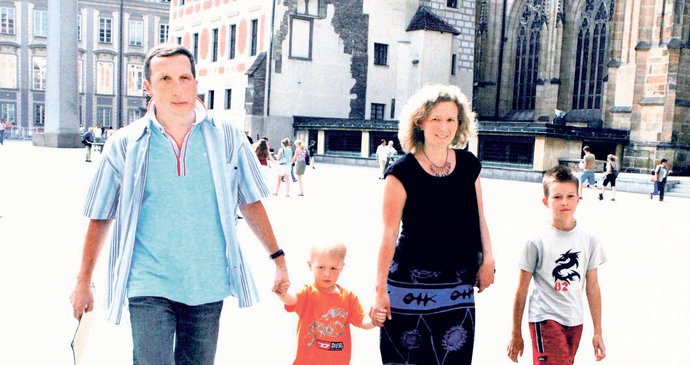 Kamila má z manželství s Václavem Klausem mladším tři děti. Na snímku z června 2006 jsou se syny Vojtou a Kubou
