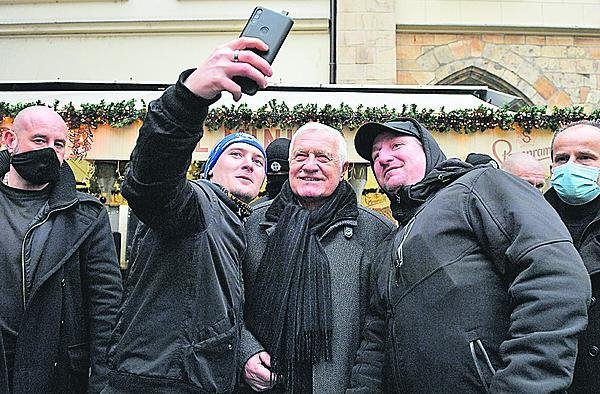 Exprezident rád chodí bez roušky nejen na demonstrace, ale i do restaurací.