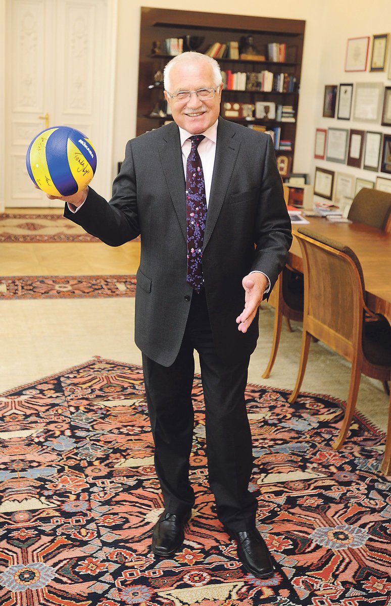 Před návštěvou Blesku přijal prezident na Hradě volejbalové mistry světa z let 1956 a 1966. Dostal od nich míč, se kterým se rád pochlubil. „Také jsem hrával volejbal,“ podotkl.