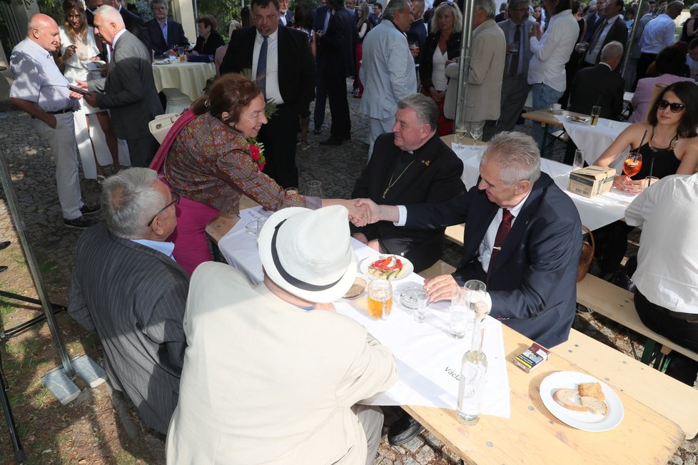 Ke stolu, kde seděl Miloš Zeman a Dominik Duka, přišla také bývalá první dáma Livia Klausová.