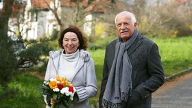 Livie Klausová si o svých 70. narozeninách vyšla s rodinou na procházku. Elán jí stále nechybí
