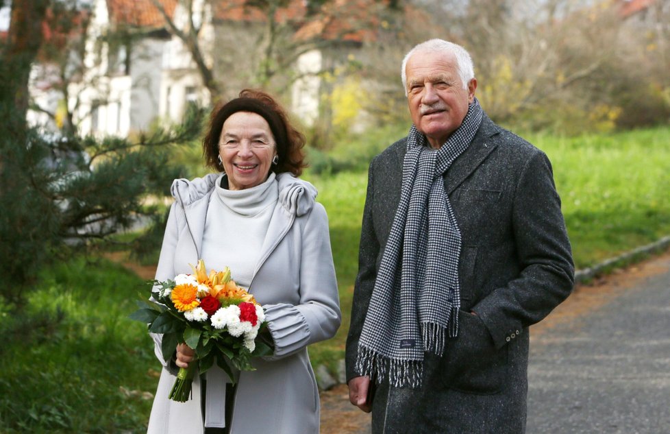 Livie Klausová si o svých 70. narozeninách vyšla s rodinou na procházku. Elán jí stále nechybí.