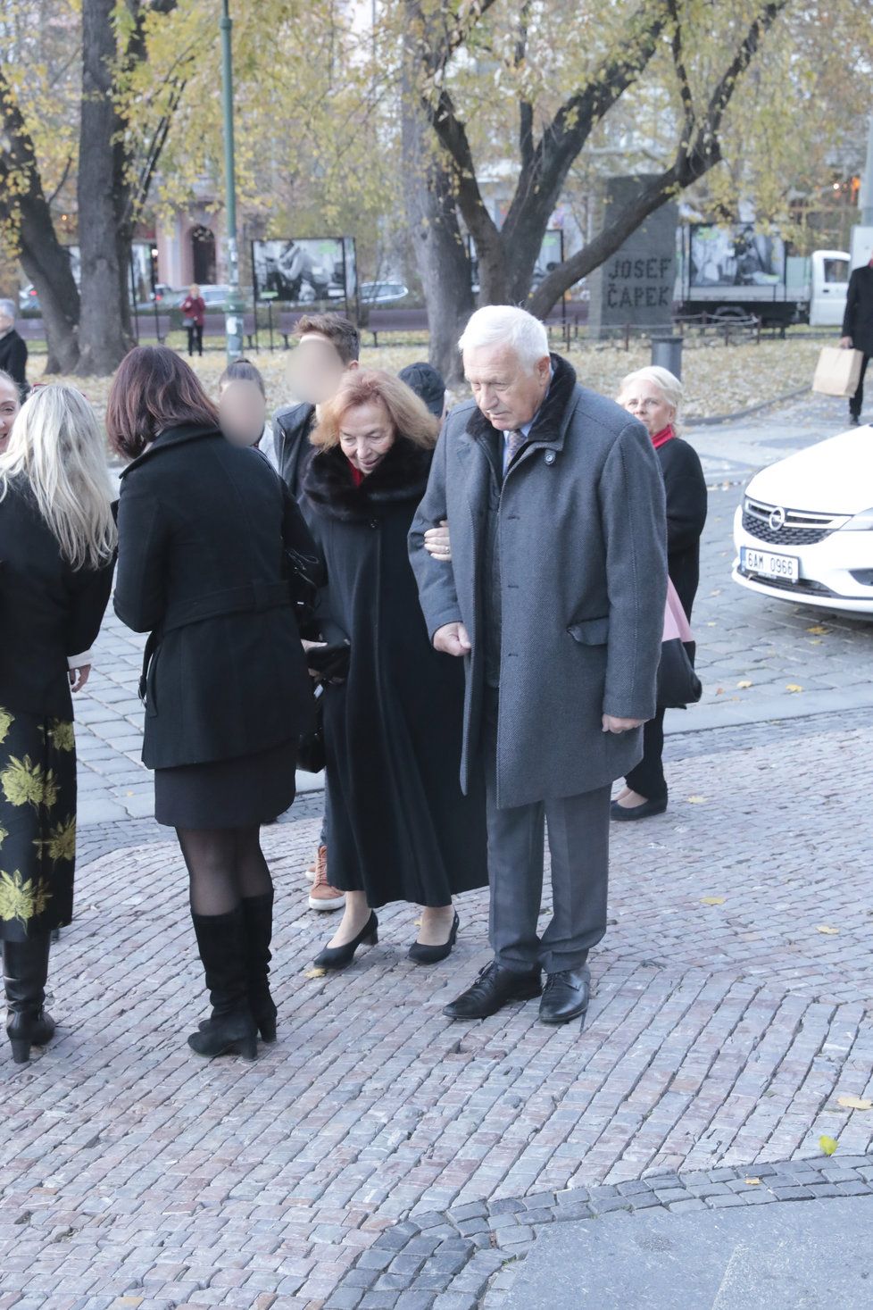 Livia Klausová slaví 75 let: Několik dní před oslavou se konala slavnostní mše. Na snímku s manželem a exprezidentem Václavem Klausem (6. 11. 2018)