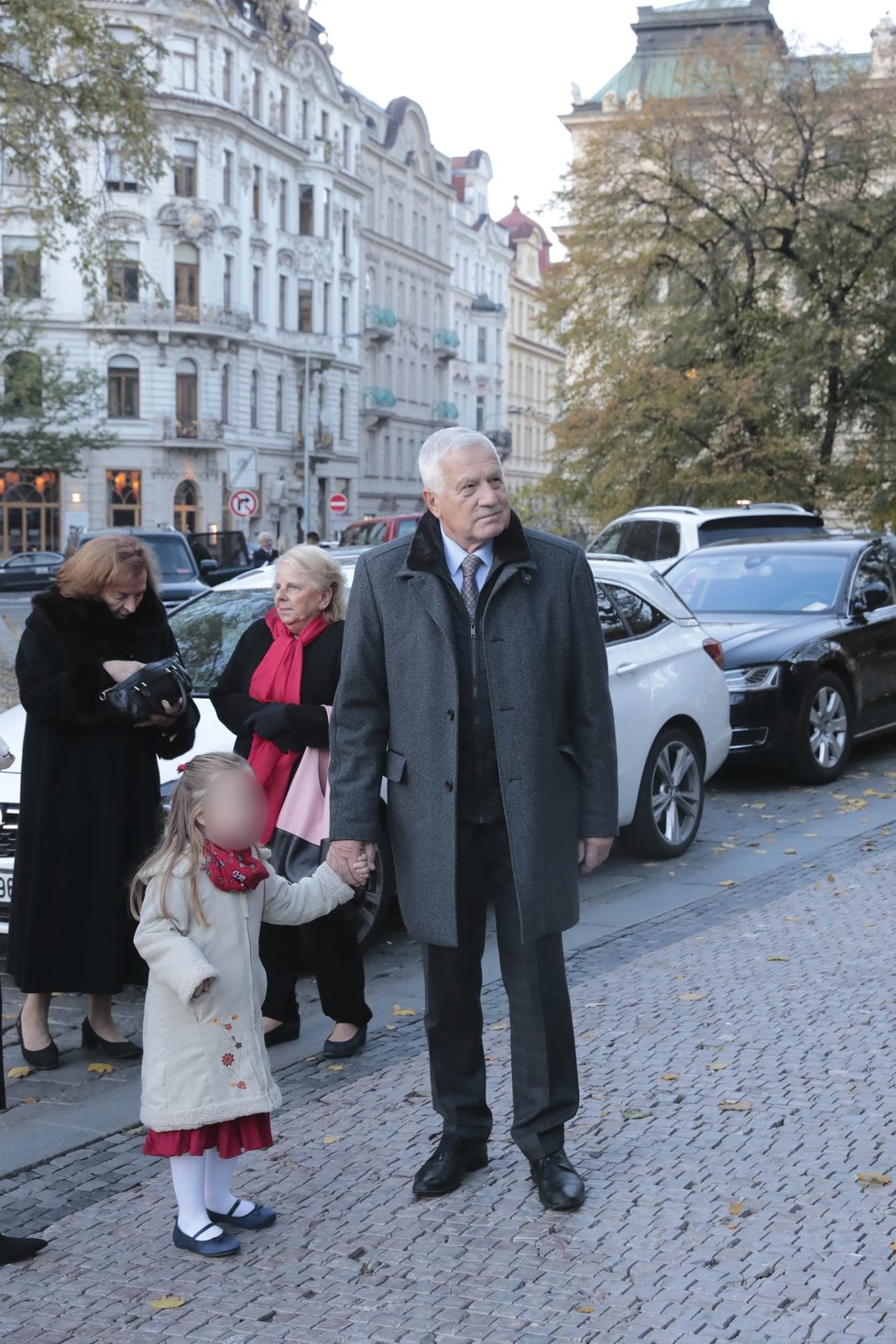 Livia Klausová slaví 75 let: Několik dní před oslavou se konala slavnostní mše. Na snímku exprezident Klaus s vnučkou (6. 11. 2018)