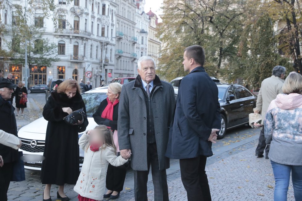 Livia Klausová slaví 75 let: Několik dní před oslavou se konala slavnostní mše. Na snímku exprezident Klaus s vnučkou (6. 11. 2018)