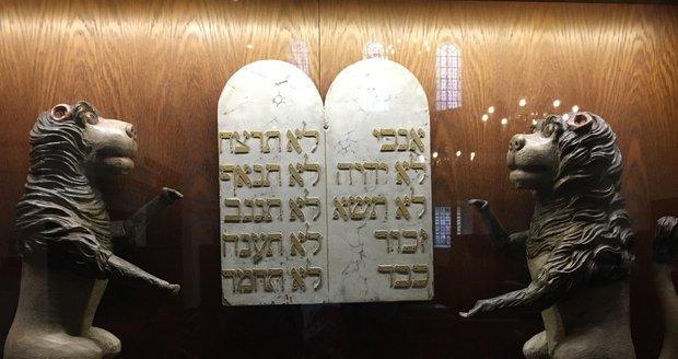 Výstava judaismu uvnitř Klausové synagogy.