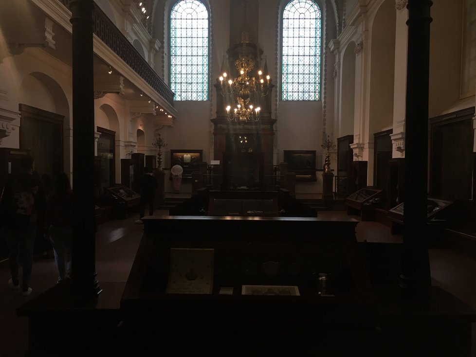 Výstava judaismu uvnitř Klausové synagogy.