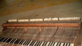 Původní klaviaturu a mechaniku klavíru musel Jan Rez vyměnit za novou, která vyhovuje požadavkům dnešním klavíristům