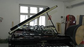 135 let starý klavír po renovaci. Jan Rez se snažil dosáhnout podoby, jakou měl, když byl nový. Největším zásahem je jen jeho přelakování na černou barvu