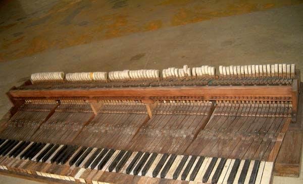 Původní klaviaturu a mechaniku klavíru musel Jan Rez vyměnit za novou, která vyhovuje požadavkům dnešním klavíristům
