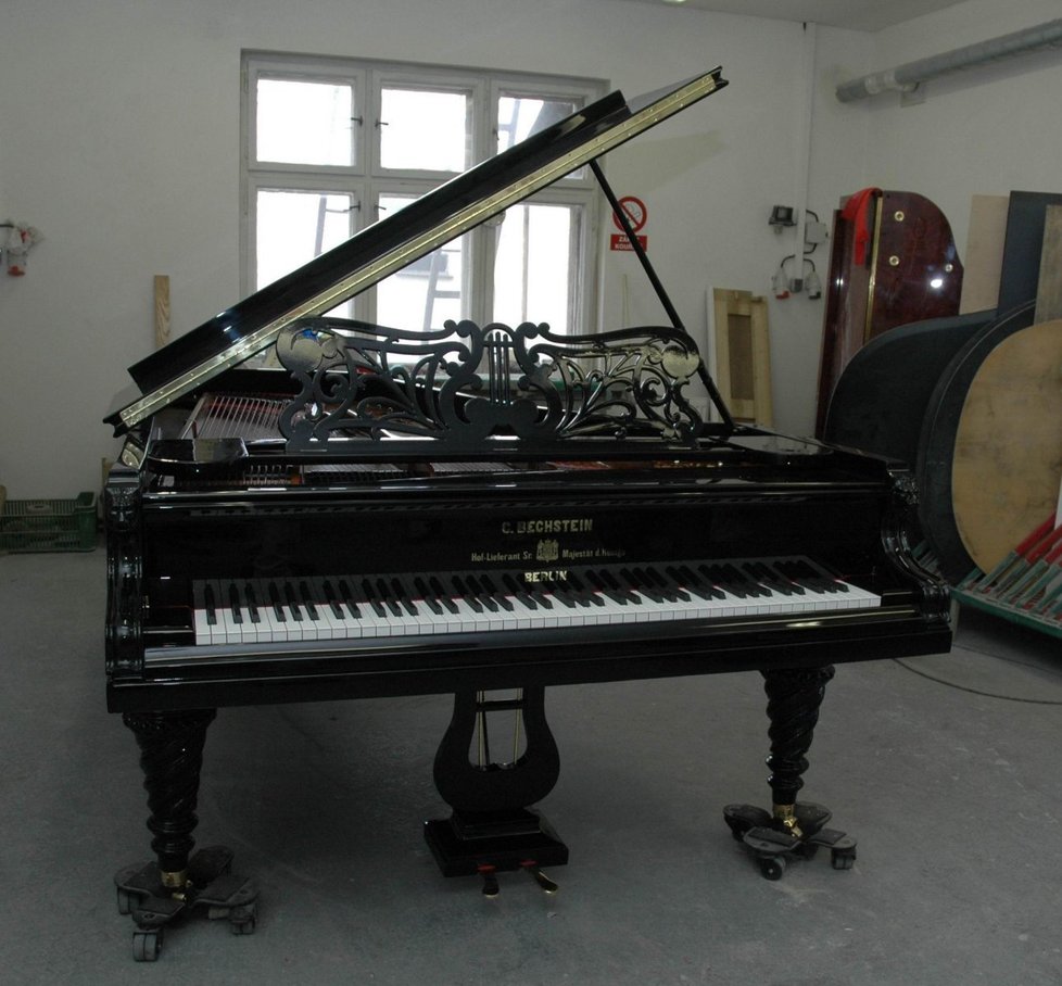135 let starý klavír po renovaci. Jan Rez se snažil dosáhnout podoby, jakou měl, když byl nový. Největším zásahem je jen jeho přelakování na černou barvu